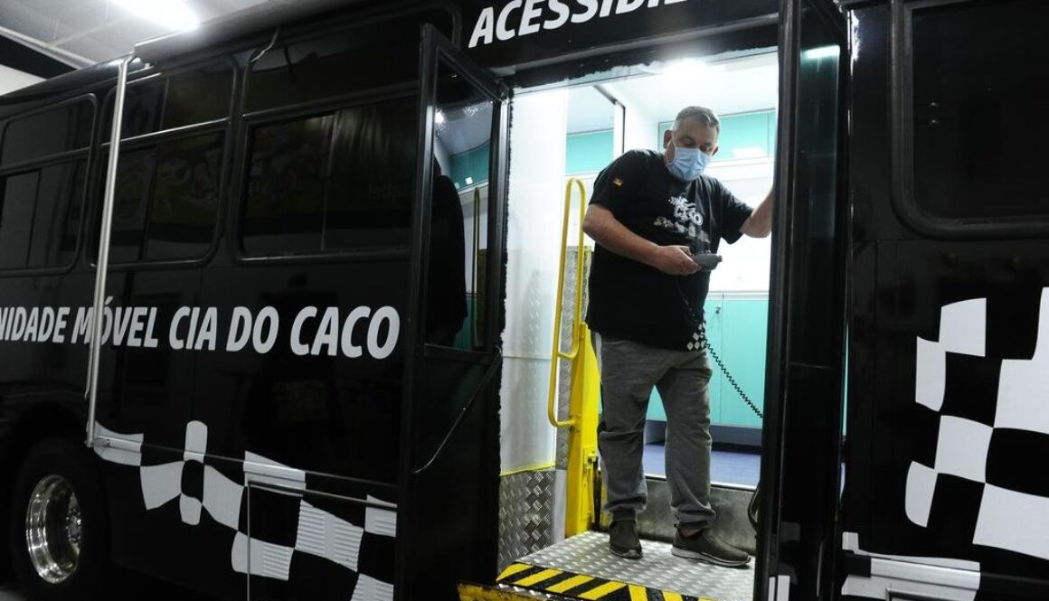 Empresário equipa ônibus para atendimento médico gratuito na Grande Porto