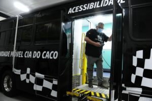 Empresário equipa ônibus para atendimento médico gratuito na Grande Porto